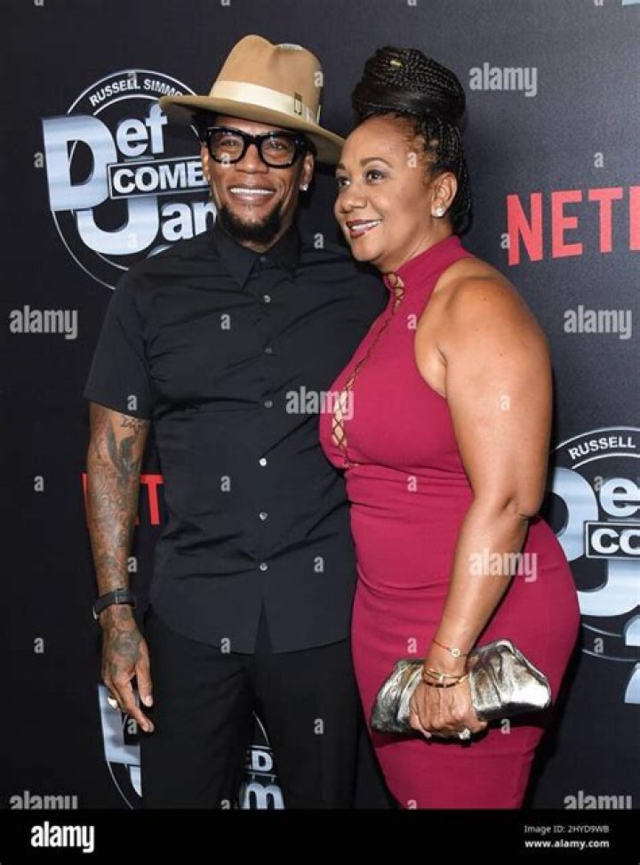 D L Hughley Show, Bio, Wiki, Age, Height, Family, Wife, Son, Books, Neck Tattoo, Salary, and Net Worth