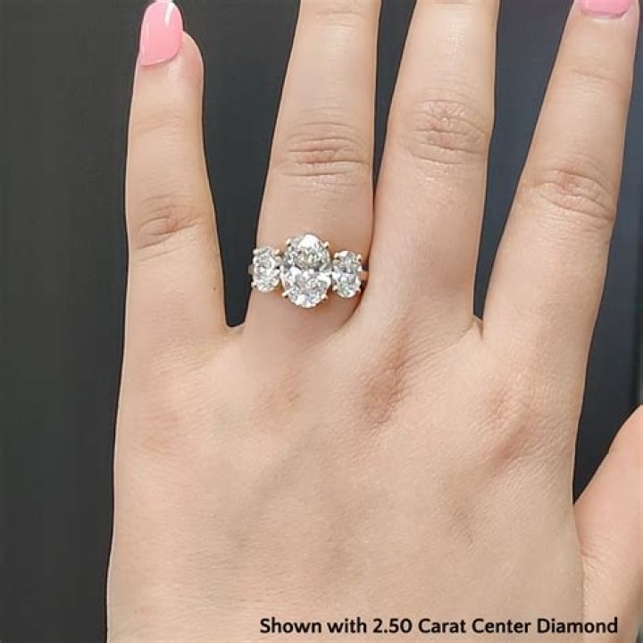 Lyrics & Translations of Diamond Ring by Le Malls