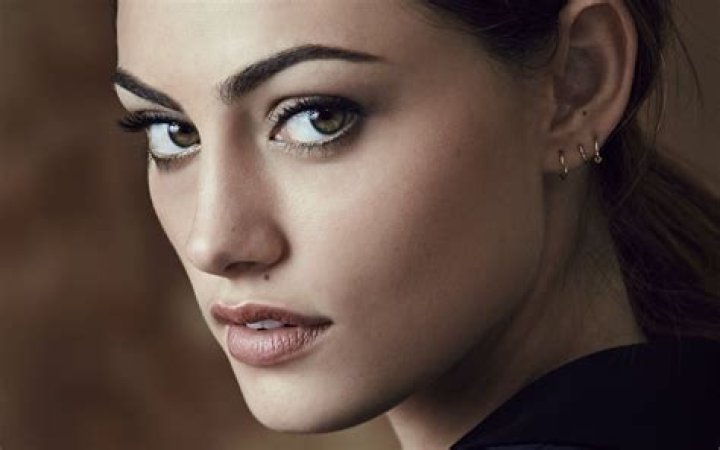 Phoebe Tonkin – Biography, Facts & Life Story
